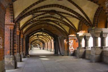 Berlin, Almanya - 25 Eylül 2018: Oberbaum bridge uygulamasında g.