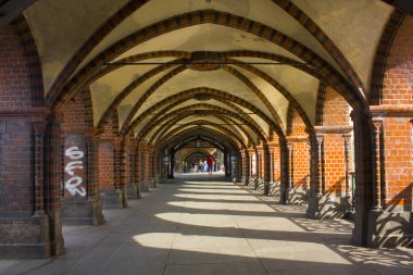 Berlin, Almanya - 25 Eylül 2018: Oberbaum bridge uygulamasında g.