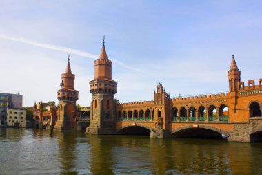 Berlin, Almanya - 25 Eylül 2018: Berlin, Oberbaum Köprüsü
