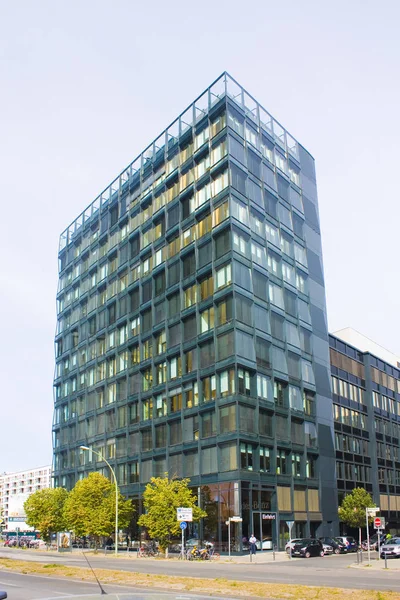 德国柏林 2018年9月26日 总部大楼顶部的梅赛德斯 奔驰标志 — 图库照片