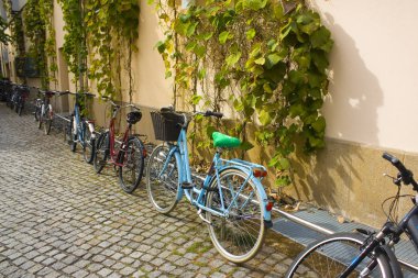 Berlin, Almanya - 26 Eylül 2018: Berlin Park halindeki motosiklet