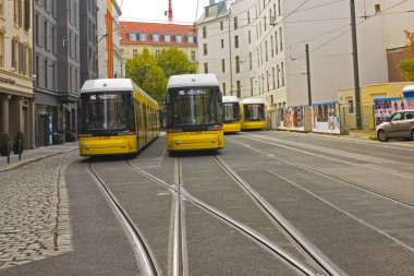 Berlin, Almanya - 25 Eylül 2018: Berlin, sarı tramvay