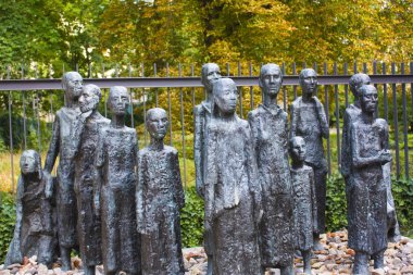 Berlin, Almanya - 25 Eylül 2018: Anıt önünde Berlin brüt Hamburgershtrasse mezarlıkta ölü Berlin Yahudiler için