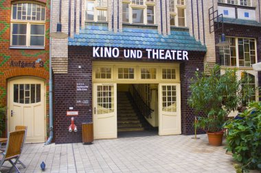 Berlin, Almanya - 25 Eylül 2018: Girmen'ın Avlu (Hackesche Hofe) - sinemada birden çok büyük bir kompleks için birleştirilen avlular dizi kullanır.