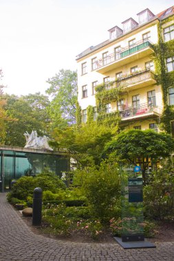 Berlin, Almanya - 25 Eylül 2018: Girmen'ın Avlu (Hackesche Hofe) - bir büyük kompleks ile birden fazla kullanımlar için birleştirilen avlular dizi