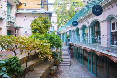 Berlin, Almanya - 25 Eylül 2018: Girmen'ın Avlu (Hackesche Hofe) - bir büyük kompleks ile birden fazla kullanımlar için birleştirilen avlular dizi