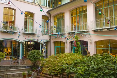 Berlin, Almanya - 25 Eylül 2018: Girmen'ın Avlu (Hackesche Hofe) - bir büyük kompleks ile birden fazla kullanımlar için birleştirilen avlular dizi