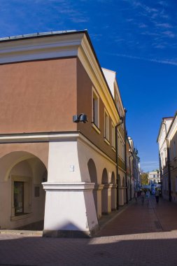 Zamosc, Polonya - 16 Ekim 2018: Antik cadde Zamosc eski şehir içinde