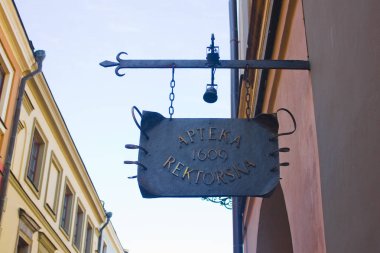 Zamosc, Polonya - 16 Ekim 2018: Sokak işareti Zamosc eski şehir içinde antik eczane