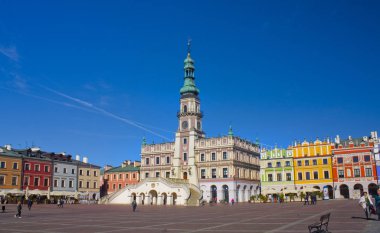 Zamosc, Polonya - 16 Ekim 2018: belediye binasında Zamosc büyük Market Square (Rynek Wielki)