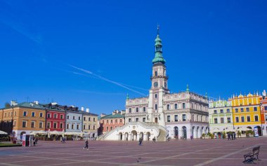 Zamosc, Polonya - 16 Ekim 2018: belediye binasında Zamosc büyük Market Square (Rynek Wielki)