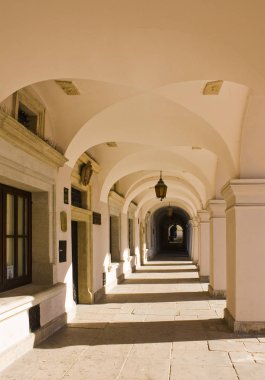 Zamosc, Polonya - 16 Ekim 2018: Tarihsel Arcade büyük Pazar Meydanı Zamosc '