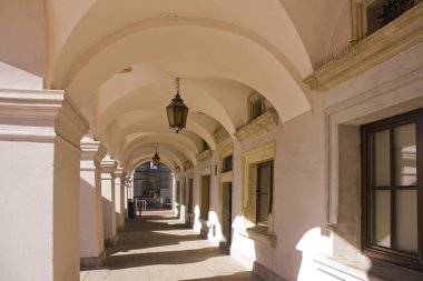 Zamosc, Polonya - 16 Ekim 2018: Tarihsel Arcade büyük Pazar Meydanı Zamosc '