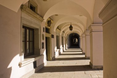 Zamosc, Polonya - 16 Ekim 2018: Tarihsel Arcade büyük Pazar Meydanı Zamosc '