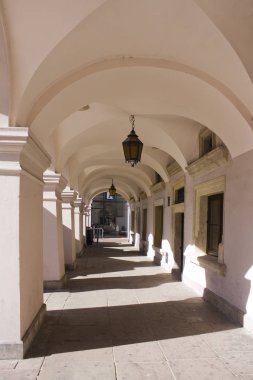 Zamosc, Polonya - 16 Ekim 2018: Tarihsel Arcade büyük Pazar Meydanı Zamosc '