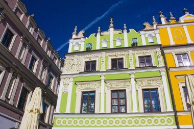 Zamosc, Polonya - 16 Ekim 2018: Zamosc, Eski kentte tuz Market Square (Rynek Solny) binasında