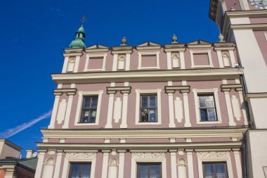 Zamosc, Polonya - 16 Ekim 2018: belediye binasında Zamosc büyük Market Square (Rynek Wielki)