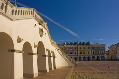 Zamosc, Polonya - 16 Ekim 2018: belediye binasında Zamosc büyük Market Square (Rynek Wielki)