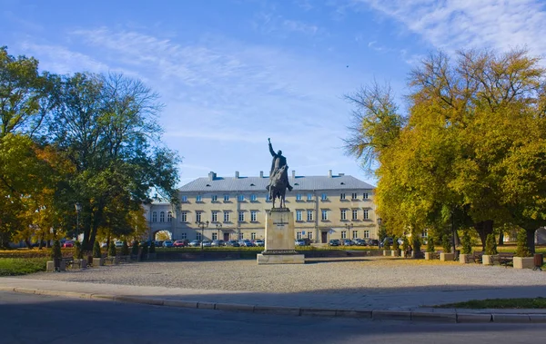 ザモシチ Zamoyski 宮殿の前で Zamoyski ザモシチ ポーランド 2018 記念碑 — ストック写真