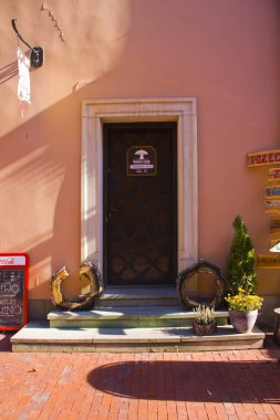 Lublin, Polonya - 15 Ekim 2018: Cafe kapı, eski kasaba Lublin