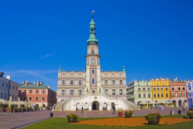 Zamosc, Polonya - 16 Ekim 2018: belediye binasında Zamosc büyük Market Square (Rynek Wielki)