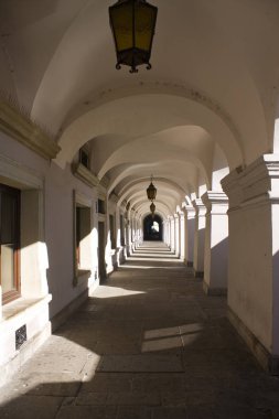 Zamosc, Polonya - 16 Ekim 2018: Tarihsel Arcade büyük Pazar Meydanı Zamosc '