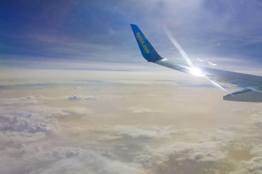 İtalya, Milano - 1 Kasım 2018: Mau (Ukrayna Uluslararası Havayolu) uçak kanat gökyüzü bir sinek sırasında önünde