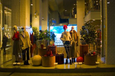 İtalya, Milano - 1 Kasım 2018: Milano'da ünlü moda mağaza vitrin dekore edilmiş