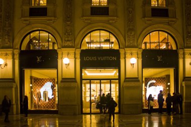 İtalya, Milano - 1 Kasım 2018: İç, Vittorio Emanuele II Galerisi akşam Milano'da