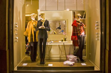 İtalya, Milano - 1 Kasım 2018: Milano'da ünlü moda mağaza vitrin dekore edilmiş