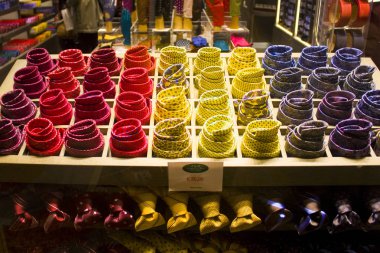 İtalya, Milano - 1 Kasım 2018: Milano'daki moda deposunun man bağları olan vitrin
