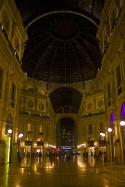 İtalya, Milano - 1 Kasım 2018: İç, Vittorio Emanuele II Galerisi akşam Milano'da
