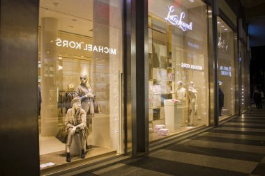 İtalya, Milano - 1 Kasım 2018: Milano'da ünlü moda mağaza vitrin dekore edilmiş