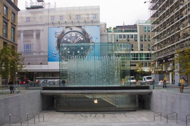 İtalya, Milano - 1 Kasım 2018: Olağandışı cam bina Apple Store özgürlük Çeşme Milano ile