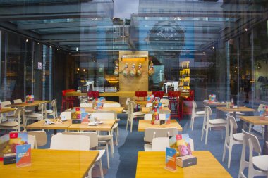 İtalya, Milano - 1 Kasım 2018: Şirin kafe Milan şehir merkezinde