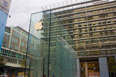 İtalya, Milano - 1 Kasım 2018: Olağandışı cam bina Apple Store özgürlük Çeşme Milano ile