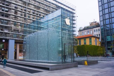 İtalya, Milano - 1 Kasım 2018: Olağandışı cam bina Apple Store özgürlük Çeşme Milano ile
