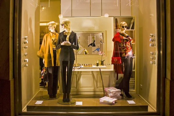 Italy Milan November 2018 Beautifully Decorated Showcase Famous Fashion Store — стоковое фото