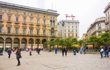 İtalya, Milano - 1 Kasım 2018: Piazza del Duomo Milan