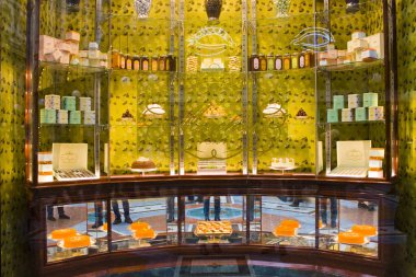 İtalya, Milano - 1 Kasım 2018: Çikolata ve Milano'da ünlü şekerlemeler tatlılar