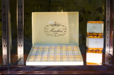 İtalya, Milano - 1 Kasım 2018: Çikolata ve Milano'da ünlü şekerlemeler tatlılar