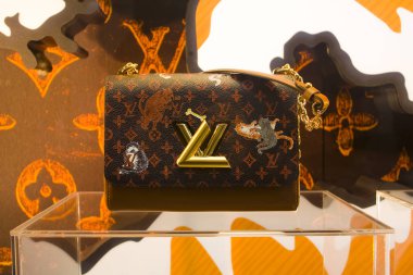 İtalya, Milano - 1 Kasım 2018: Louis Vuitton vitrin mağaza Milano'da bir çanta