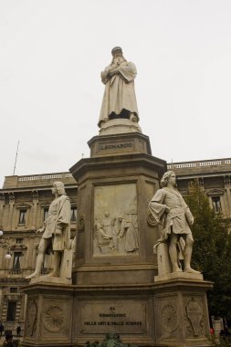 İtalya, Milano - 1 Kasım 2018: Leonardo Da Vinci adlı Piazza della Scala Milano anıt