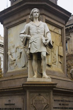 İtalya, Milano - 1 Kasım 2018: Leonardo Da Vinci Milan Piazza della Scala adlı bir anıt parçası