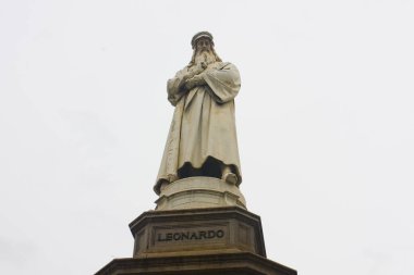 İtalya, Milano - 1 Kasım 2018: Leonardo Da Vinci adlı Piazza della Scala Milano anıt