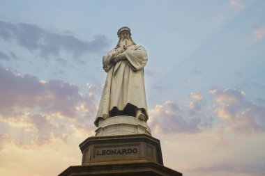İtalya, Milano - 1 Kasım 2018: Leonardo Da Vinci adlı Piazza della Scala Milano anıt