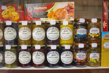 İtalya, Milano - 1 Kasım 2018: Çeşitli srore showsace İtalya reçel