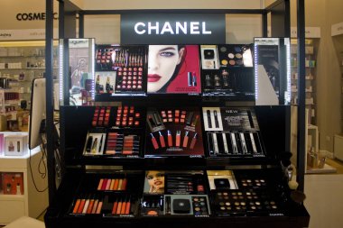 İtalya, Milan - 1 Kasım 2018: Profesyonel kozmetik Chanel için telafi etmek, Milan'da vitrin mağaza