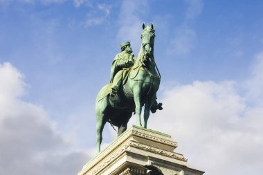 İtalya, Milano - 1 Kasım 2018: Giuseppe Garibaldi üzerinde Piazzale Carioli (Piazza Castello) Milano bronz anıt