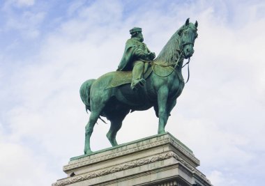 İtalya, Milano - 1 Kasım 2018: Giuseppe Garibaldi üzerinde Piazzale Carioli (Piazza Castello) Milano bronz anıt